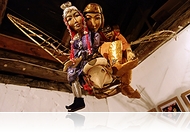 A bábok hallgatnak és mesélnek – Tizenötéves a Mesebolt Bábszínház