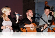 Naturális gitárkíséret és fátyolos alt - Sutherland Projekt és Hoppáré koncert Győrben