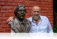 Szobrot kapott Csukás István Balatonszárszón