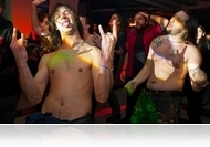 Keményvonalas kántálás - a Halor jubileumi koncertje a moziban