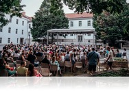 Augusztusban is tovább pezseg a Zsámbéki Nyári Színház: zenés bemutató, egyszemélyes estek, csodás párosok és mesehősök érkeznek a lombok alá