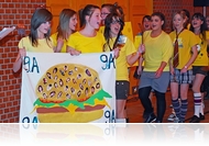 Mazsi-buli és lekerült melltartók - Gólyaavató a Nagy Lajos Gimnáziumban (fotóriport)