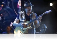 Hetvenöt éves Carlos Santana gitárvirtuóz