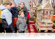 Hintó vitte a Szent Korona és a Szent Jobb hiteles másolatát a Szent Márton templomba