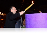 Fellobbant a második gyertya lángja az adventi koszorún - Szombathelyi Advent 2014