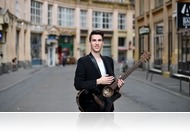 Ma este Tóth Dániel énekel Szombathely lakótelepi erkélyközönségének