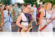 Pénteki karneválfüst: Kerekes Band, felvonulás előtti pillanatok, Tabac Jazz Trió, Pavane zászlóforgatók