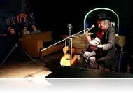 Eljátszok pár dalt, aztán meglátjuk, mi lesz - Ripoff Raskolnikov a Blokk Bárban adott tökéletes egyszálgitáros blues estet