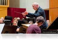 Tizedik hangverseny, ír karmesterrel és egy világhírű zongoraművésszel 