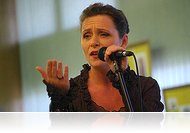 1. Kézfogás Fesztivál - művészek és művészetpártolók adakoztak gyermekek javára