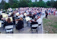 Művészélet a monumentum alatt - A szimfonikusok avatták fel az Emlékműdomb felújított rendezvényterét