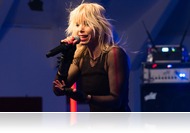 Ötszáz villám energiája - Péterfy Bori koncert a moziaulában