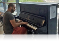 Az internet szenzációja lett egy arab zongorajátéka a prágai repülőtéren