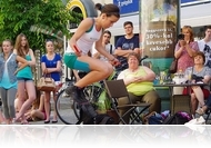 Utcai kötélpárbaj - egymás trükkjeit utánozták a kötélugrók