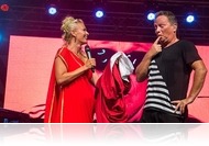 Tógát kapott Geszti a karnevál szervezőitől - Swing a’la Django és Geszti a Forum Színpadon