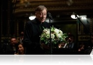 Nyolcvanöt szál rózsát kapott Vásáry Tamás karmester