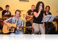 Könnyed esti kávékaland - amatőr zenekarok a Cafe Frei pódiumán (fotóriport)