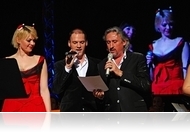 „Ahol tavaly gyertya állt, ott ma csak kiégett fekete ablak…” – Sztárkarácsony Devecserért