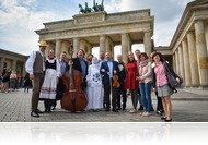 Folkfesztivál kerekedett a berlini nagykövetségen