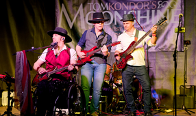 A Tom Kondor's Moonshine rockvelnesze a bükfürdői Termál téren