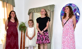 Nővérek – Megnyílt Krenner Tóth Katalin és Tóth Magdolna kiállítása a Zarkaházi Szily-kastélyban