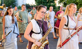 Pénteki karneválfüst: Kerekes Band, felvonulás előtti pillanatok, Tabac Jazz Trió, Pavane zászlóforgatók